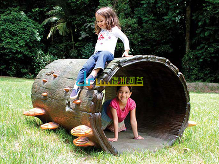 儿童乐园爬行树洞锻炼孩子们的全身协调能力