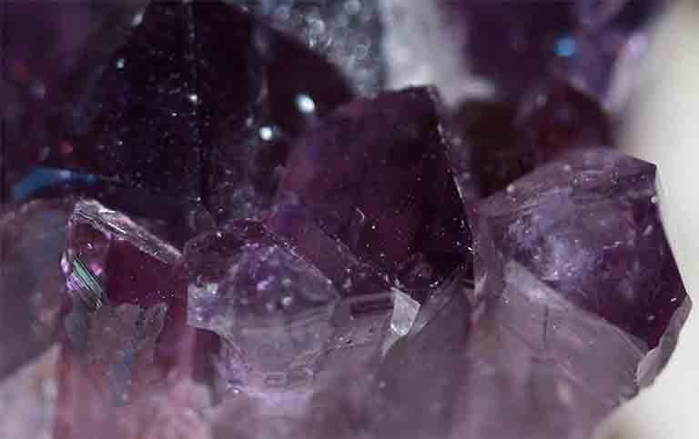新约的基石-非凡美丽和耐用性一直使人认为宝石有着超自然力量