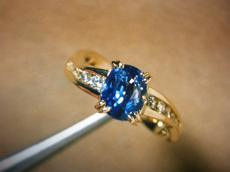如何保养您的蓝宝石订婚戒指