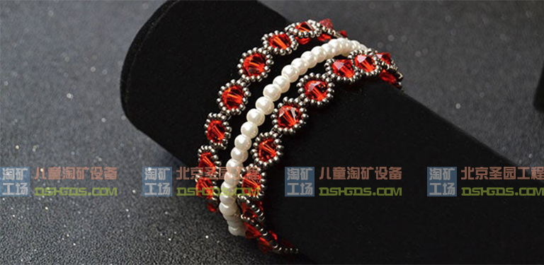 如何用白珍珠珠和种子珠制作红色玻璃珠手链