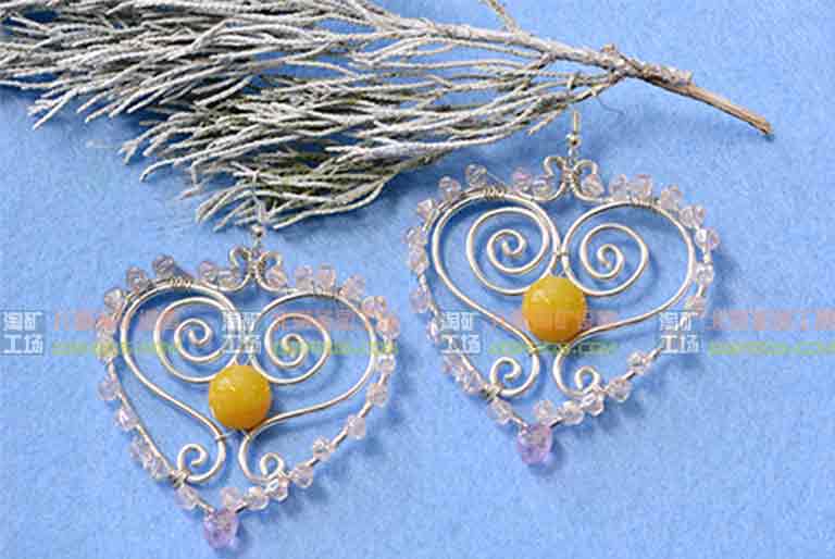 如何用玻璃珠和玉珠制作金属丝缠绕的心形耳环