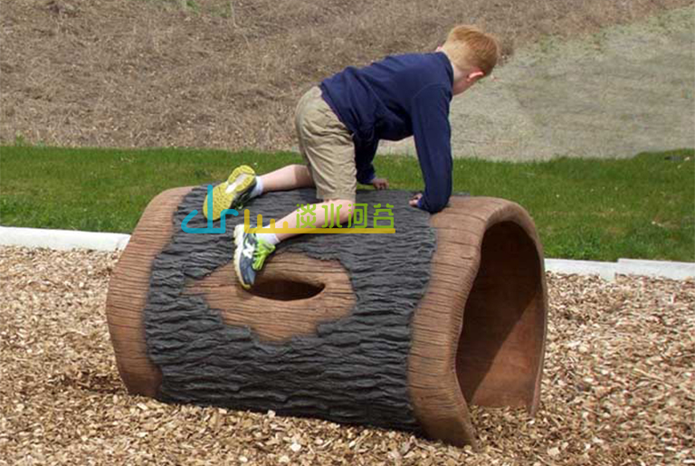 幼儿园爬行树洞