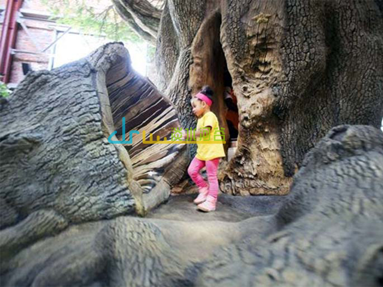 儿童乐园爬行树洞