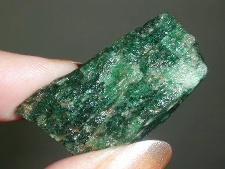 来自翡翠空心矿的代表性漂亮绿色宝石