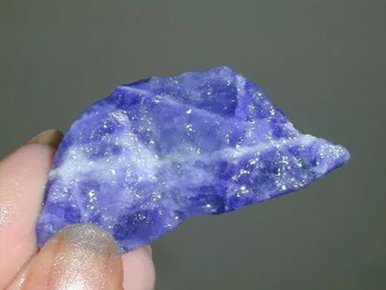 方钠石是美丽的蓝宝石