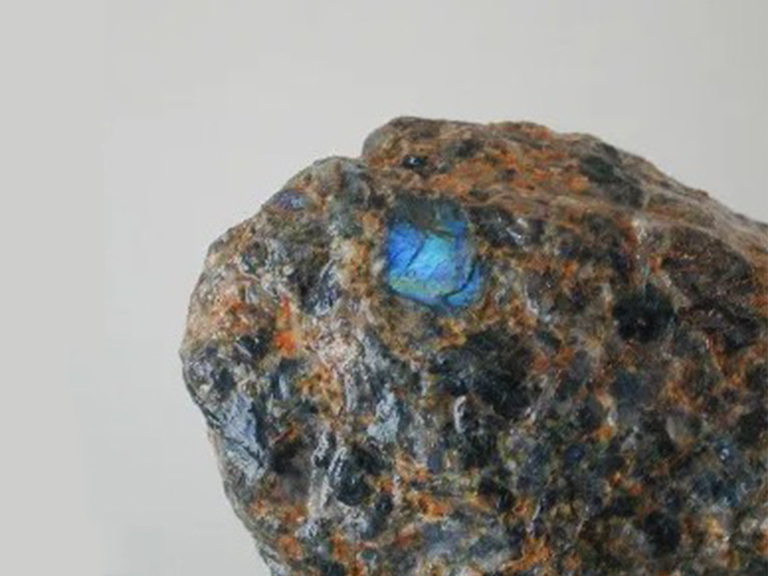 来自北卡罗来纳州Hiddenite的蓝色岩石