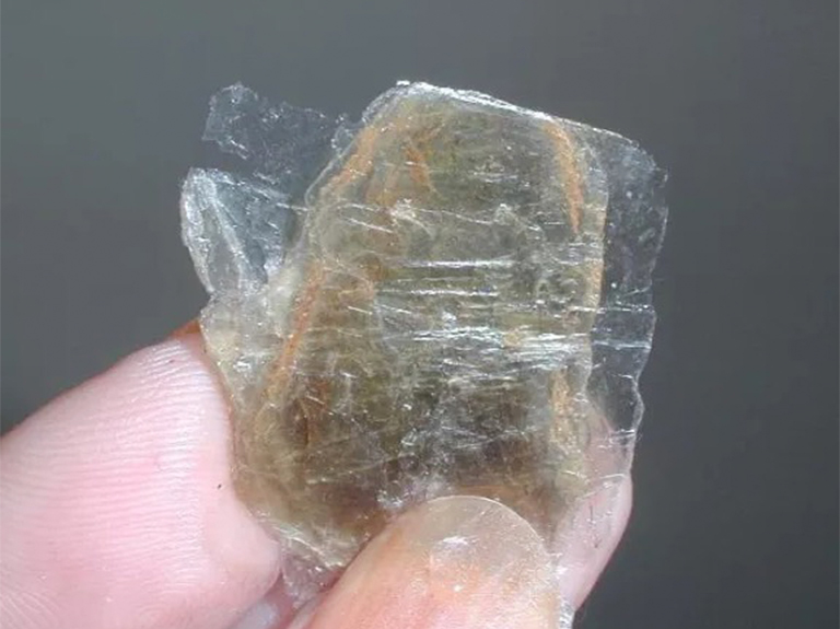来自北卡罗来纳州Hiddenite的翡翠空心矿的云母