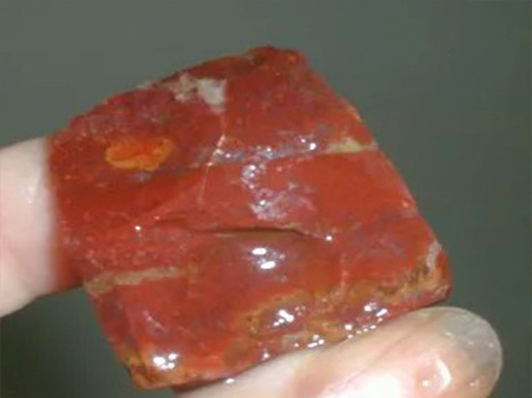 来自北卡罗来纳州Hiddenite的翡翠空心矿的贾斯珀