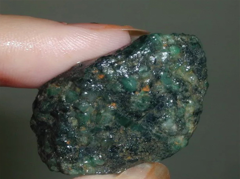 来自北卡罗来纳州Hiddenite的翡翠空心矿的嵌入式祖母绿