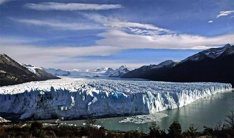 佩里托莫雷诺冰川的视图