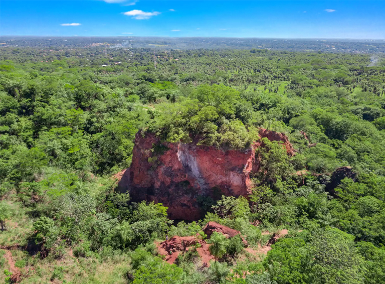 “Cerro Koi”在巴拉圭阿雷瓜附近的红色岩石山