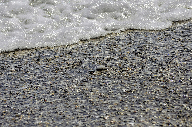 随着时间的流逝，海滩上的卵石可能会形成砾岩