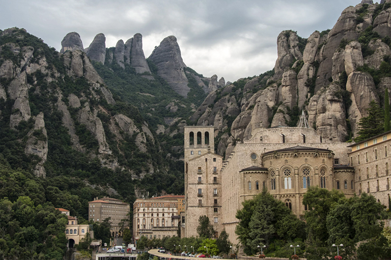 西班牙巴塞罗那的圣玛丽亚·蒙特塞拉特修道院是由砾岩建造的