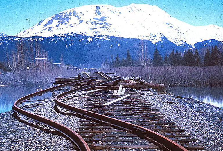 1964年阿拉斯加大地震损坏的铁轨