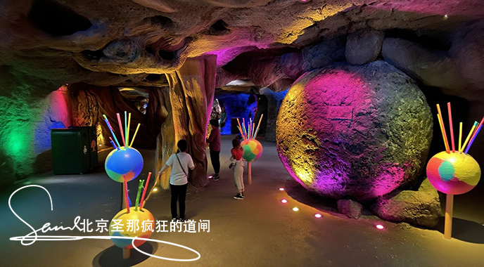 jimeng-2025-06-23-7232-一组室内大型棒棒球艺术装置。6个相同大小的球粘在地面上，每个顶部插有彩色木棍，高....jpeg